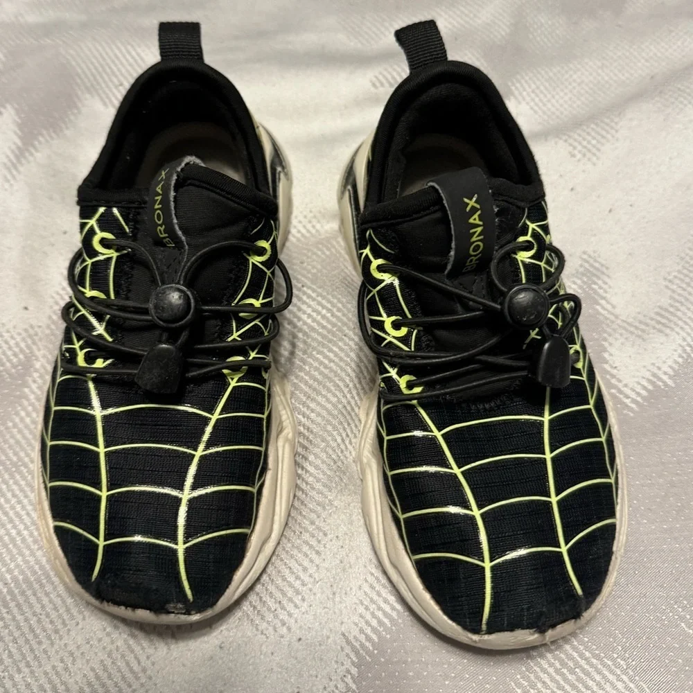 Boys 12.5 Spider sneaker’s. Stylish comfy durable. Great for every active kid! - Picture 1 of 13